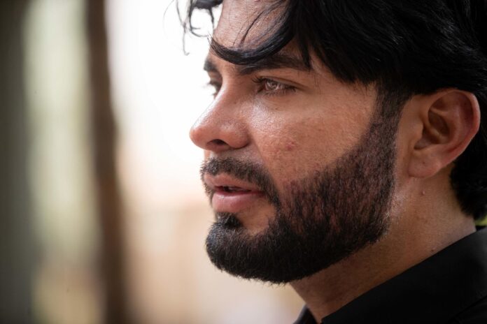 Lenin Peña, Míster Universo Venezuela 2025, fue captado este 12 de julio, durante una entrevista con EFE, en el funeral de su novio, quien falleció en los terremotos del pasado 24 de junio, en Caracas (Venezuela). EFE/Ronald Peña
