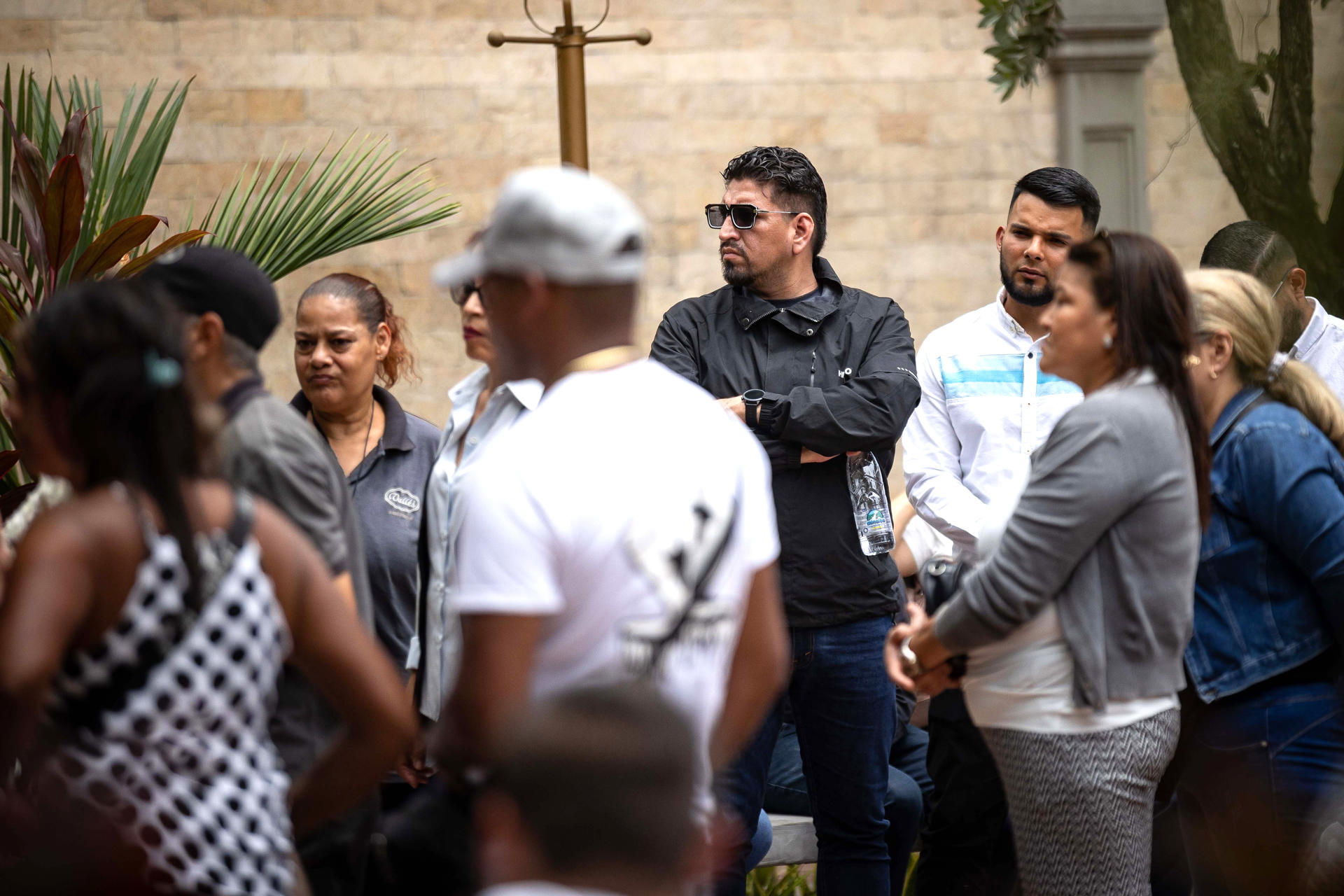 Vista general de un grupo de personas que asistió al funeral de Yordy Paredes, quien falleció en los terremotos del pasado 24 de junio, en Caracas (Venezuela). EFE/Ronald Peña