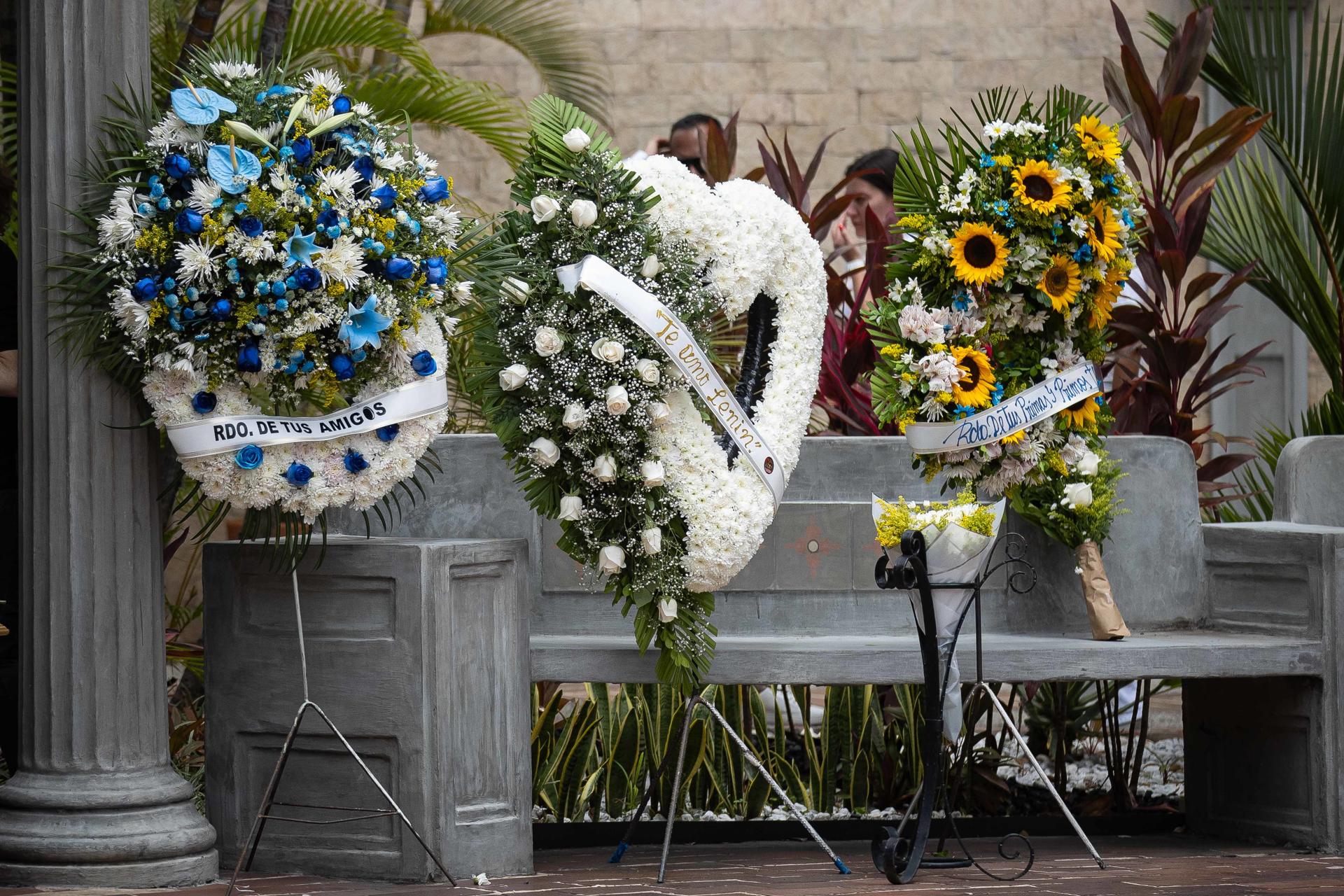 Vista general de los arreglos florales durante el funeral de Yordy Paredes, quien falleció en los terremotos del pasado 24 de junio, en Caracas (Venezuela). EFE/Ronald Peña