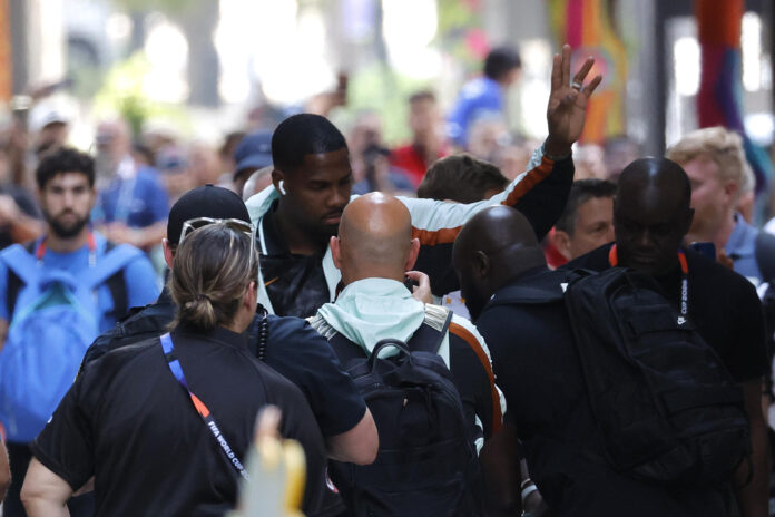 Mike Maignan (c), guardameta de Francia, saluda a su llegada a un hotel en Dallas (Estados Unidos). Francia enfrentará a España el próximo martes en el estadio AT&T por una de las semifinales del Mundial de la FIFA 2026. EFE/ Lavandeira Jr
