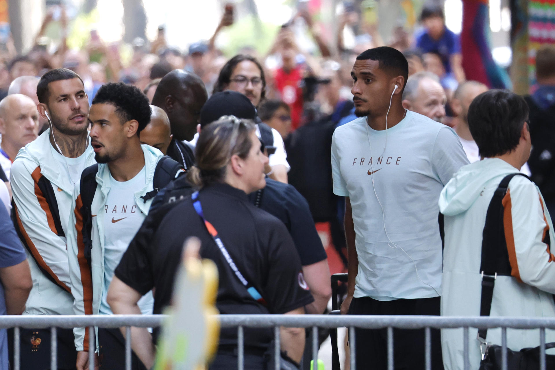Los jugadores de Francia Theo Hernandez (i), Warren Zaire-Emery (2i) y Maxence Lacroix llegan a un hotel en Dallas (Estados Unidos). Francia enfrentará a España el próximo martes en el estadio AT&T por una de las semifinales del Mundial de la FIFA 2026. EFE/ Lavandeira Jr
