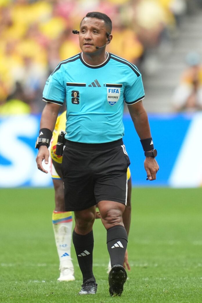 Fotografía del 7 de julio de 2026 en la que se observa al árbitro salvadoreño Iván Barton al observar durante el partido de octavos de final del Mundial 2026 entre Suiza y Colombia en Vancouver (Canadá). EFE/BOB FRID

