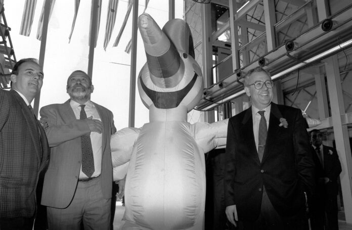 Imagen del 5 de marzo de 1992. El director del pabellón de Aragón, Javier Mateo. el presidente de la Expo 92, Jacinto Pellón, y el consejero de la Presidencia aragonés,  José Angel Biel, (iz-dc) posan con Curro, mascota de la Expo-92. durante el acto de entrega del pabellón aragonés.  EFE/Julio Muñoz/aa/Archivo
