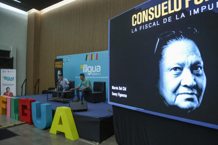 Los periodistas guatemaltecos Sonny Figueroa (i) y Marvin del Cid fueron captados este 12 de julio, durante la presentación del libro 'Consuelo Porras, la fiscal de la impunidad', en el marco de la Feria Internacional del Libro de Guatemala, en Ciudad de Guatemala. EFE/Mariano Macz
