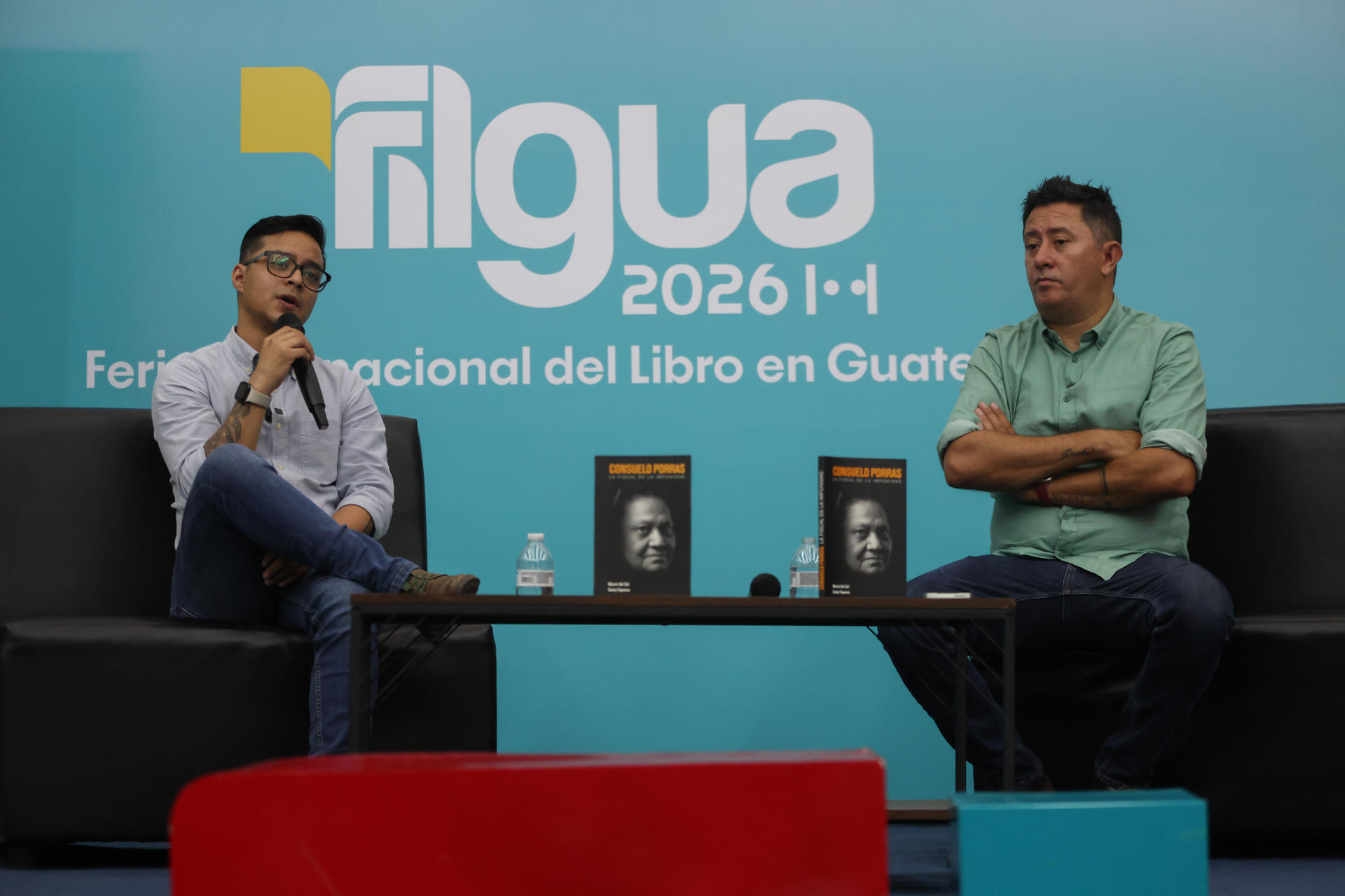 Los periodistas guatemaltecos Sonny Figueroa (i) y Marvin del Cid fueron captados este 12 de julio, durante la presentación del libro 'Consuelo Porras, la fiscal de la impunidad', en el marco de la Feria Internacional del Libro de Guatemala, en Ciudad de Guatemala. EFE/Mariano Macz