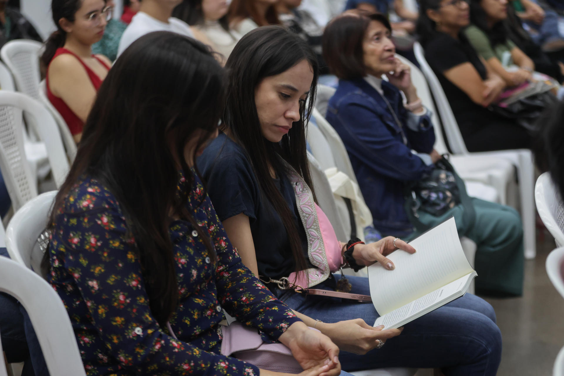 Un grupo de asistentes fue captado este 12 de julio, durante la presentación del libro 'Consuelo Porras, la fiscal de la impunidad', en el marco de la Feria Internacional del Libro de Guatemala, en Ciudad de Guatemala. EFE/Mariano Macz