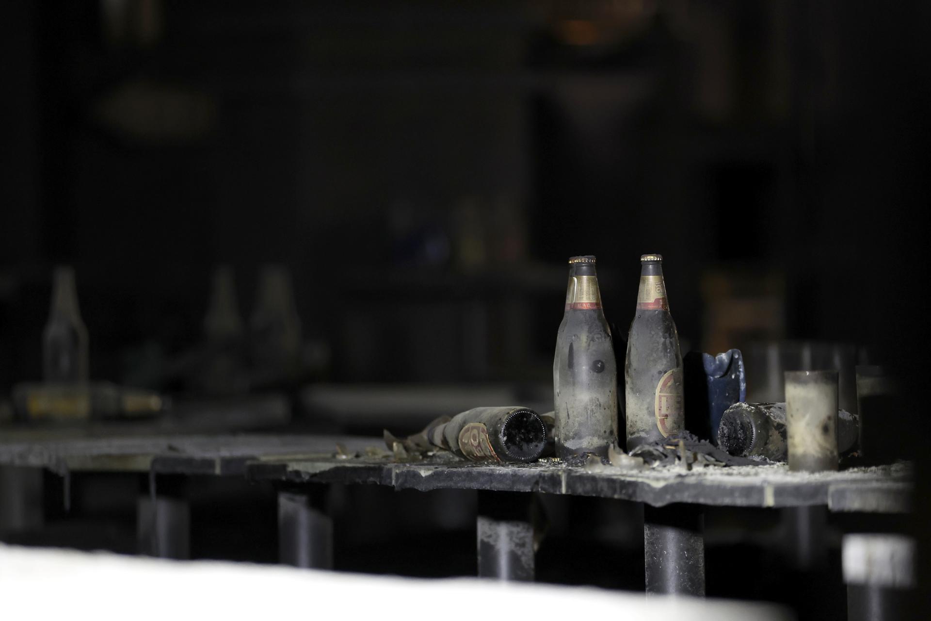 Botellas de cerveza dañadas permanecen en el interior de un pub tras un incendio en Bangkok. Al menos 28 personas murieron después de que el incendio arrasara el local, según el primer ministro tailandés, Anutin Charnvirakul. EFE/EPA/RUNGROJ YONGRIT
