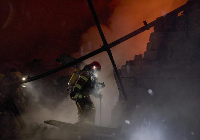 Imagen de archivo de los servicios de emergencia en el lugar de un ataque con dron en Járkov, Ucrania. EFE/EPA/SERGEY KOZLOV
