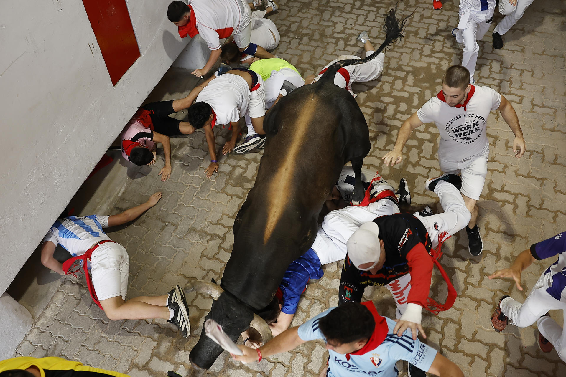 Un momento del encierro de los sanfermines de Pamplona (España) de este lunes. EFE/Villar Lopez
