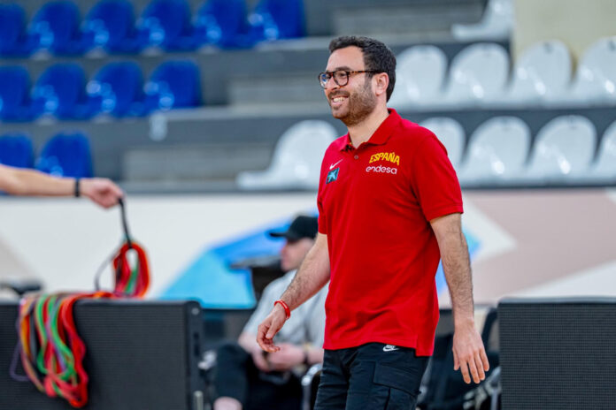 A sus 35 años, Guillermo Frutos es uno de los entrenadores con más proyección del baloncesto español. Como ayudante de Chus Mateo en el Real Madrid, conquistó seis títulos en tres temporadas, incluidas dos Ligas ACB, una Euroliga y una Copa del Rey. Una relación que empezó gracias a una 