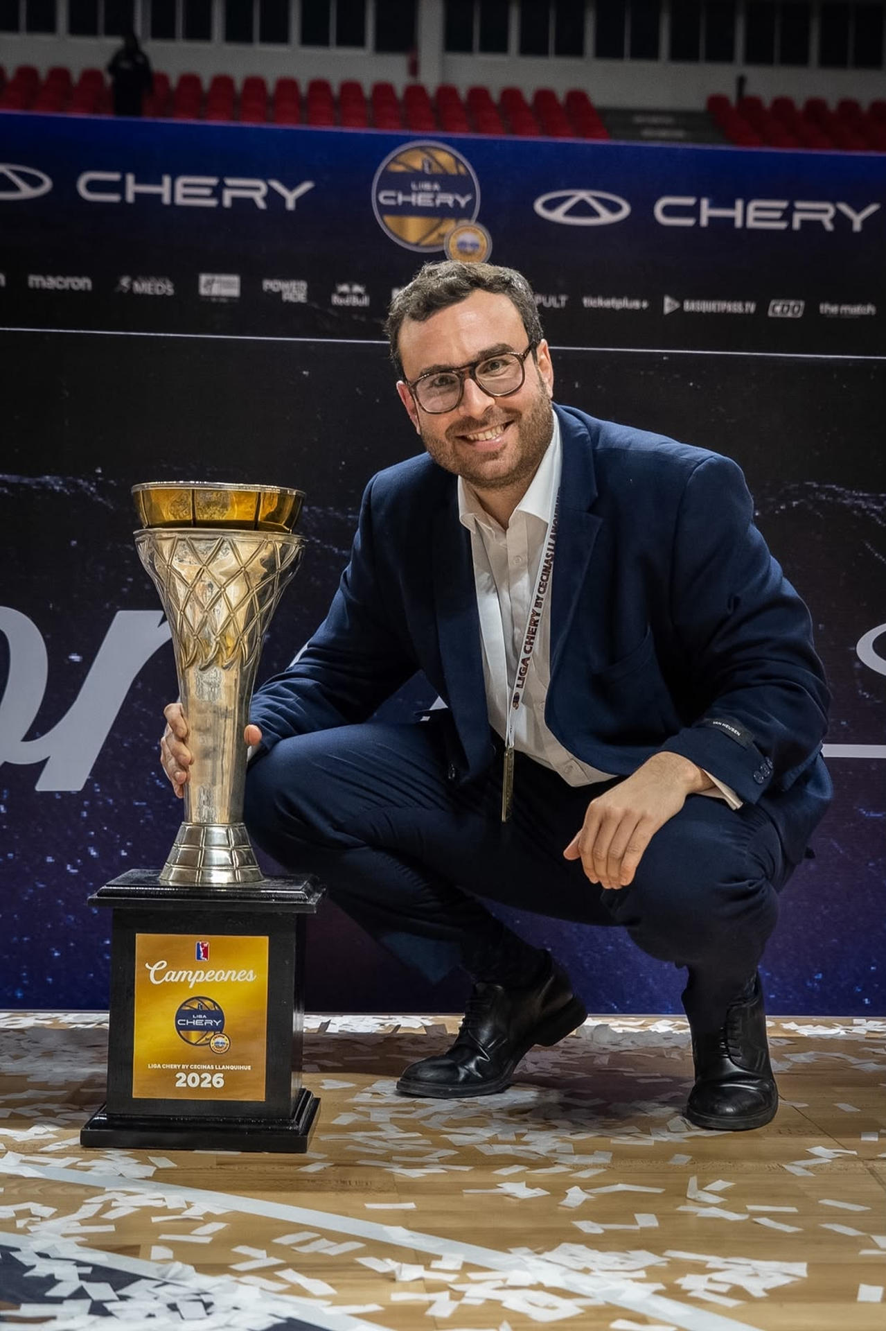 A sus 35 años, Guillermo Frutos es uno de los entrenadores con más proyección del baloncesto español. Como ayudante de Chus Mateo en el Real Madrid, conquistó seis títulos en tres temporadas, incluidas dos Ligas ACB, una Euroliga y una Copa del Rey. Una relación que empezó gracias a una "anécdota graciosa" desde las gradas del Palacio de los Deportes, según cuenta a EFE en una entrevista. EFE/ Leones de Quilpué/ Marcio Vivanco *Sólo uso editorial*