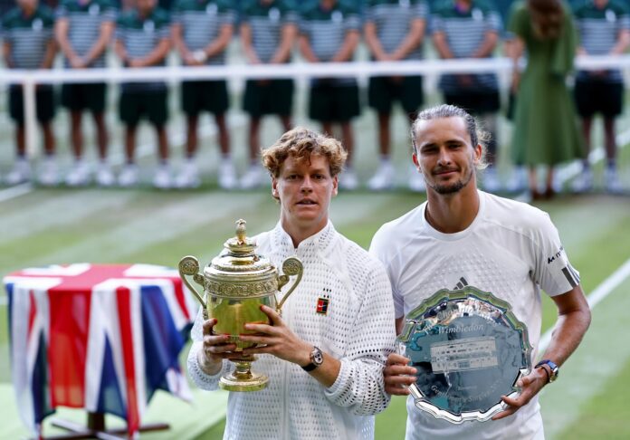 El italiano Jannik Sinner (i) y el alemán Alexander Zverev (d), este domingo, tras la final del torneo de tenis de Wimbledon. EFE/ TOLGA AKMEN
