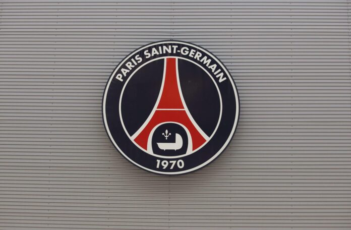 Fotografía de archivo del 12 de abril de 2011, en la que puede verse un logotipo del equipo francés de fútbol París Saint-Germain (PSG) en el estadio del Parque de los Príncipes en París. EFE/Ian Langsdon
