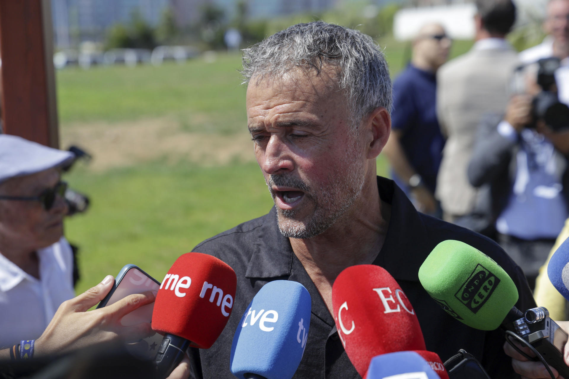 Fotografía del pasado 6 de julio, en la que puede verse al técnico del Paris Saint-Germain y ex seleccionador nacional, Luis Enrique Martínez, en Gijón. EFE/Paco Paredes
