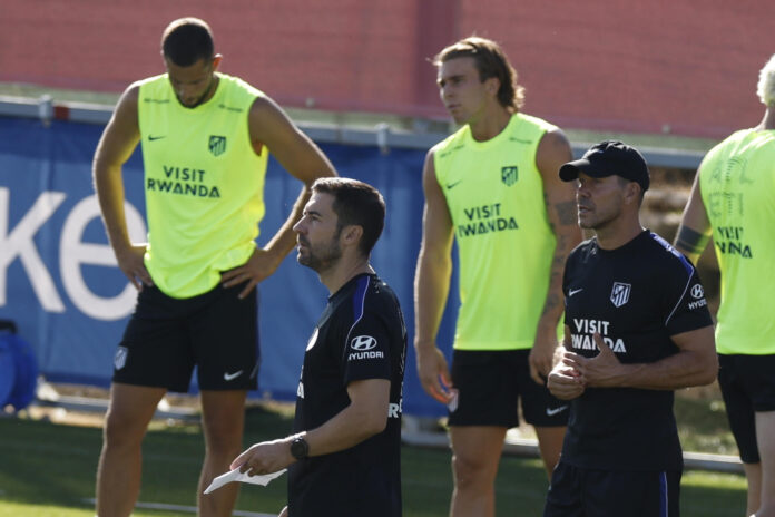 Simeone y Gabi, con Pablo Barrios de fondo. EFE/ Javier Lizón
