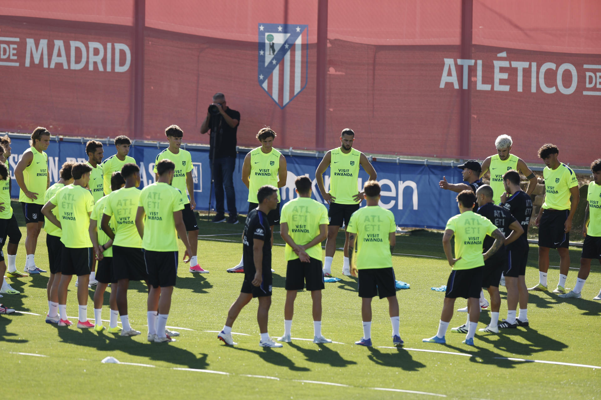 Simeone conversa con sus jugadores en el entrenamiento de este lunes. EFE/ Javier Lizon