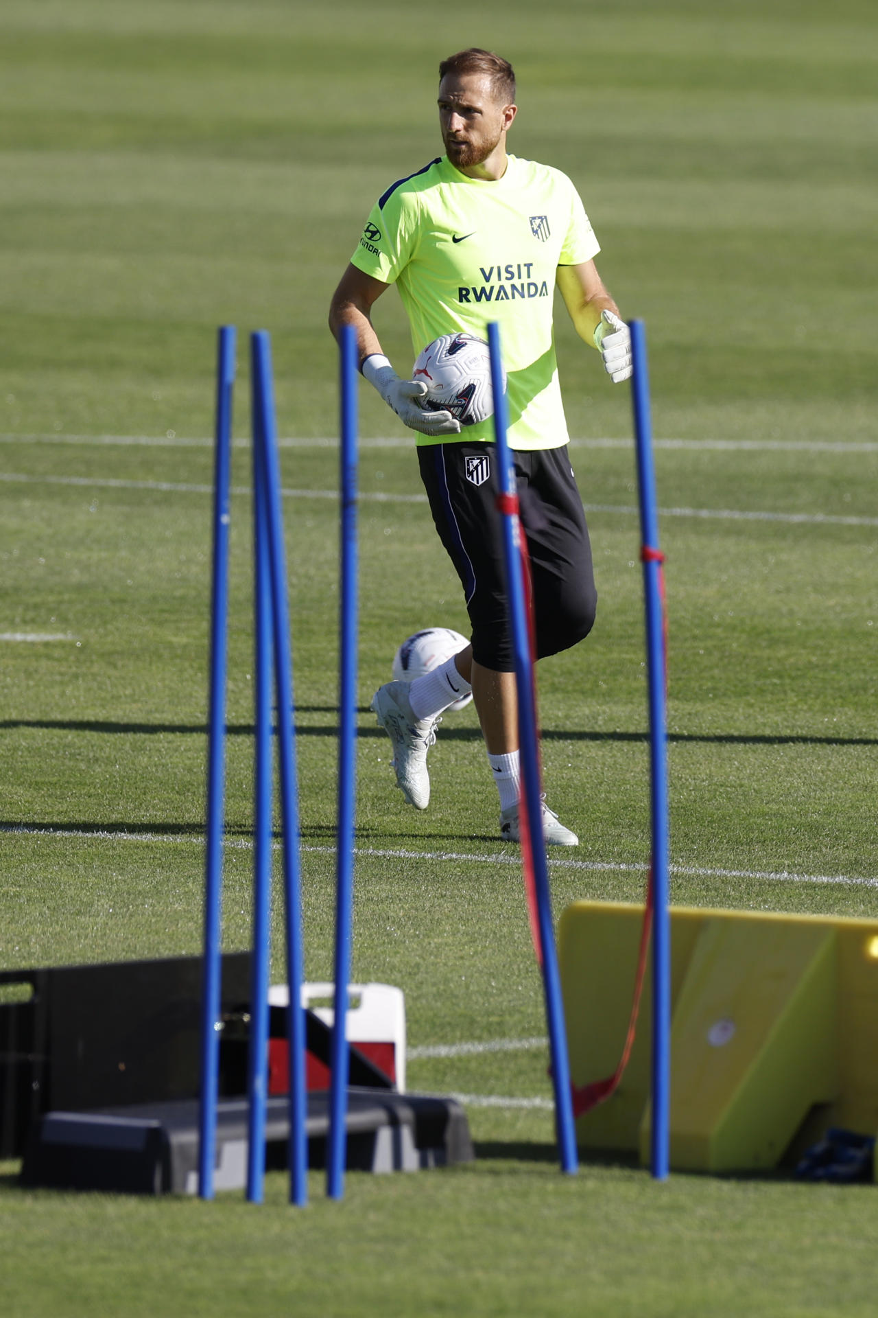 Oblak, durante el entrenamiento de este lunes. EFE/ Javier Lizon