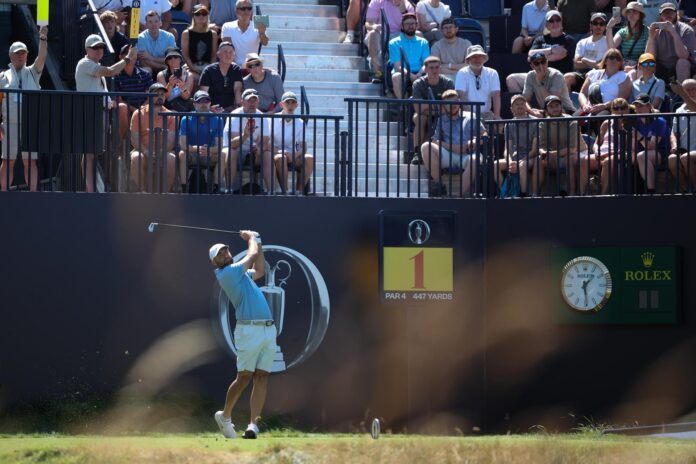El golfista estadounidense Scottie Scheffler golpea la pelota durante el día de práctica en el Campeonato Británico de Golf en Royal Birkdale, en Southport, Gran Bretaña. EFE/EPA/ADAM VAUGHAN
