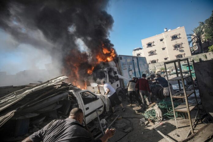 Palestinos extinguen el incendio de un camión tras un ataque aéreo israelí en el sur de la ciudad de Gaza, en una imagen del 12 de julio de 2026. EFE/MOHAMMED SABER

