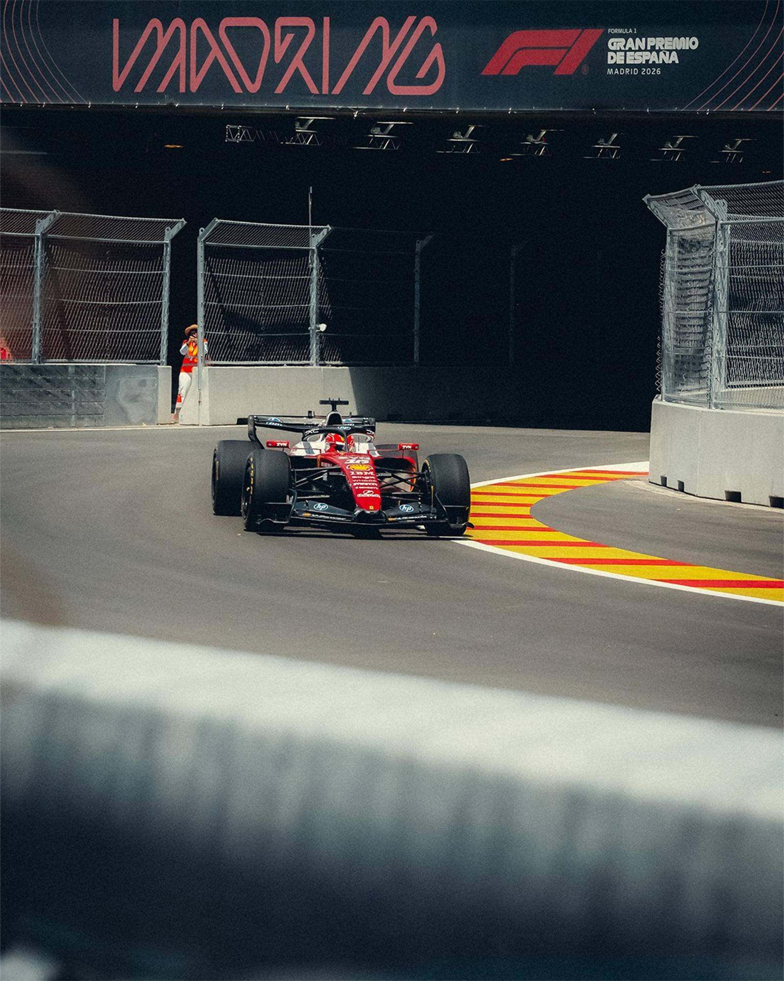 Fotografía del pasado 9 de julio, en la que puede verse a los pilotos Lewis Hamilton y Charles Leclerc probando sus Ferrari sobre el inédito asfalto del trazado de 'Madring', circuito que aterriza por primera vez esta temporada en el campeonato de Fórmula Uno (F1) para acoger el Gran Premio de España, previsto en el calendario del próximo 11 al 13 de septiembre. EFE/MADRING *Sólo uso editorial*