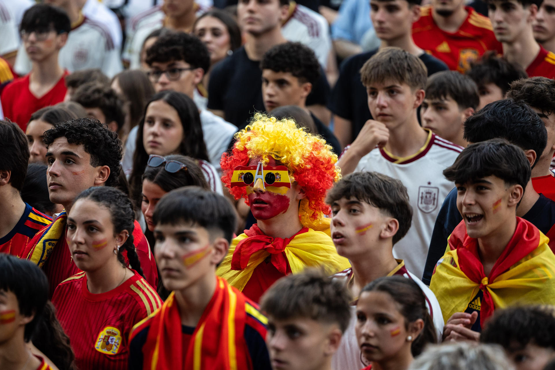 Fotografía del pasado 6 de julio, en la que puede verse a aficionados españoles siguiendo desde una pantalla gigante instalada en la plaza de toros de Toledo el partido de los octavos de final del Mundial 2026 que España y Portugal disputan este lunes en Dallas. EFE/ Ángeles Visdómine
