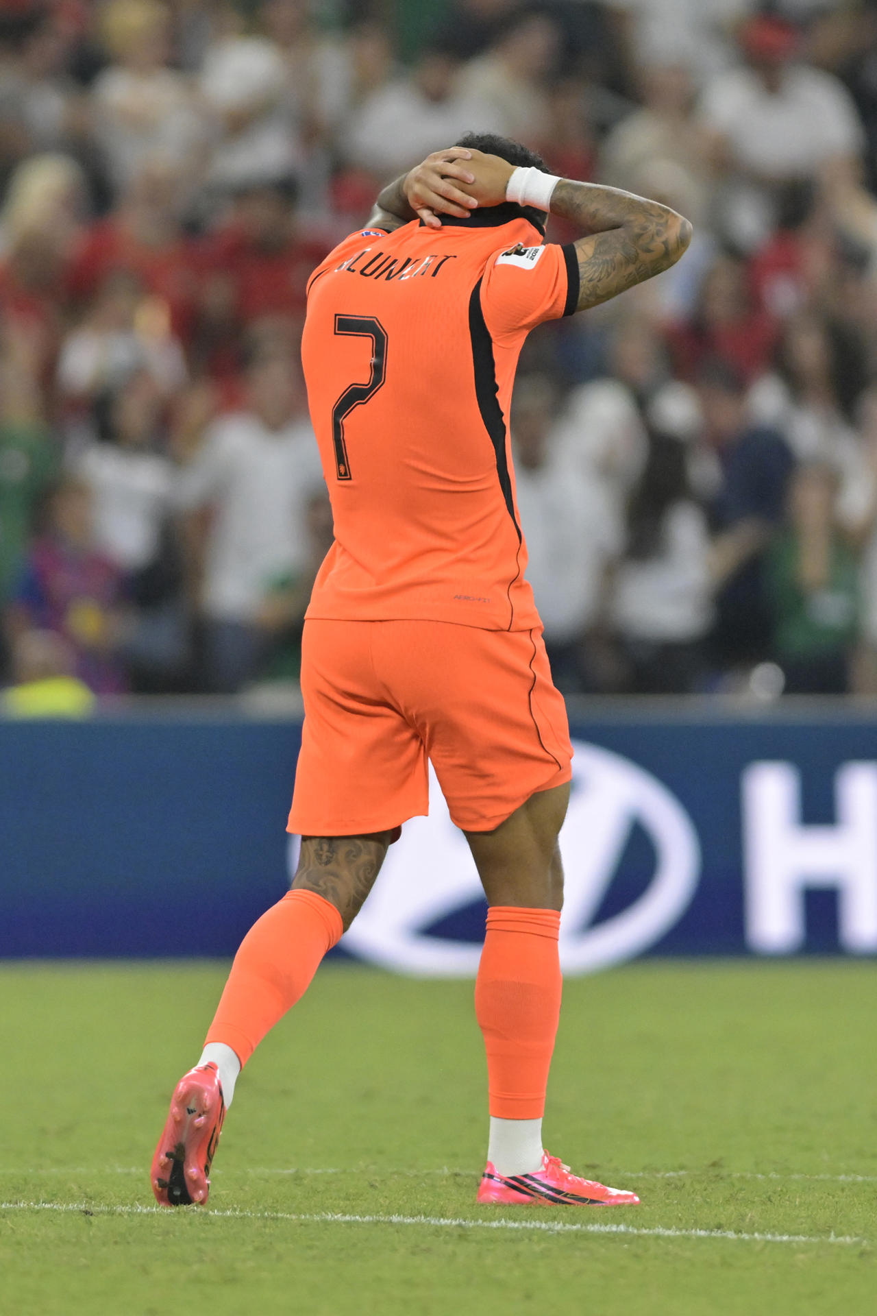 Justin Kluivert lamenta su fallo en la tanda de penaltis que determinó la eliminación del Mundial de Países Bajos. Fanáticos no le perdonaron y lo expresaron en redes sociales con brutales amenazas. EFE/ Miguel Sierra