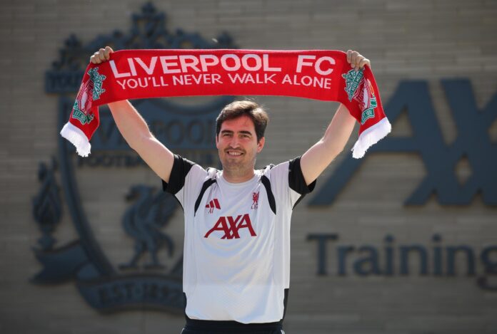 El nuevo entrenador del Liverpool FC, Andoni Iraola, posa durante un photocall en el AXA Training Centre de Liverpool, Reino Unido. EFE/EPA/ADAM VAUGHAN
