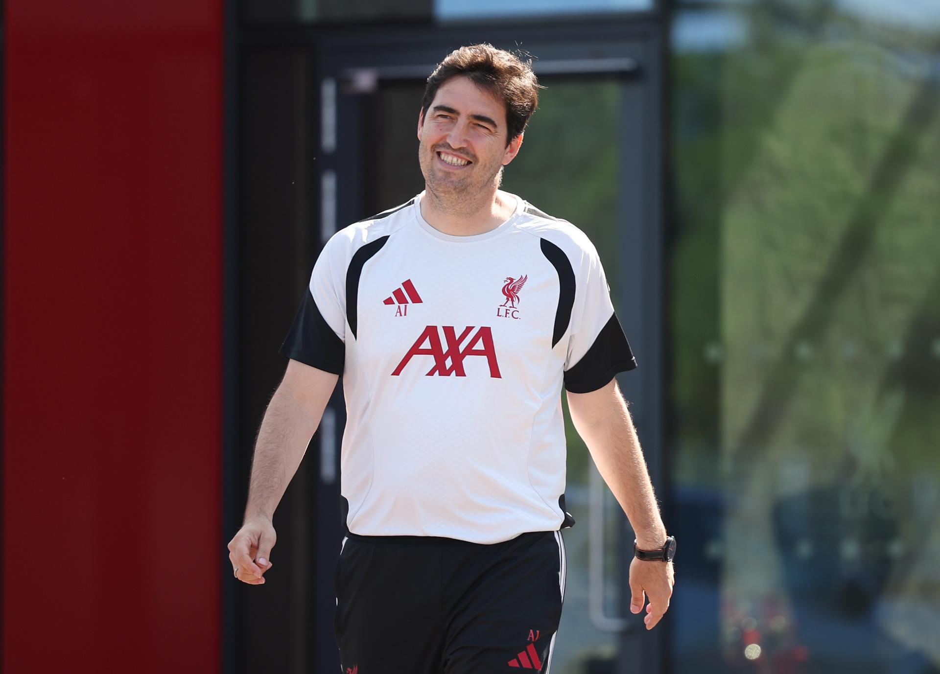 El nuevo entrenador del Liverpool FC, Andoni Iraola, posa durante un photocall en el AXA Training Centre de Liverpool, Reino Unido. EFE/EPA/ADAM VAUGHAN