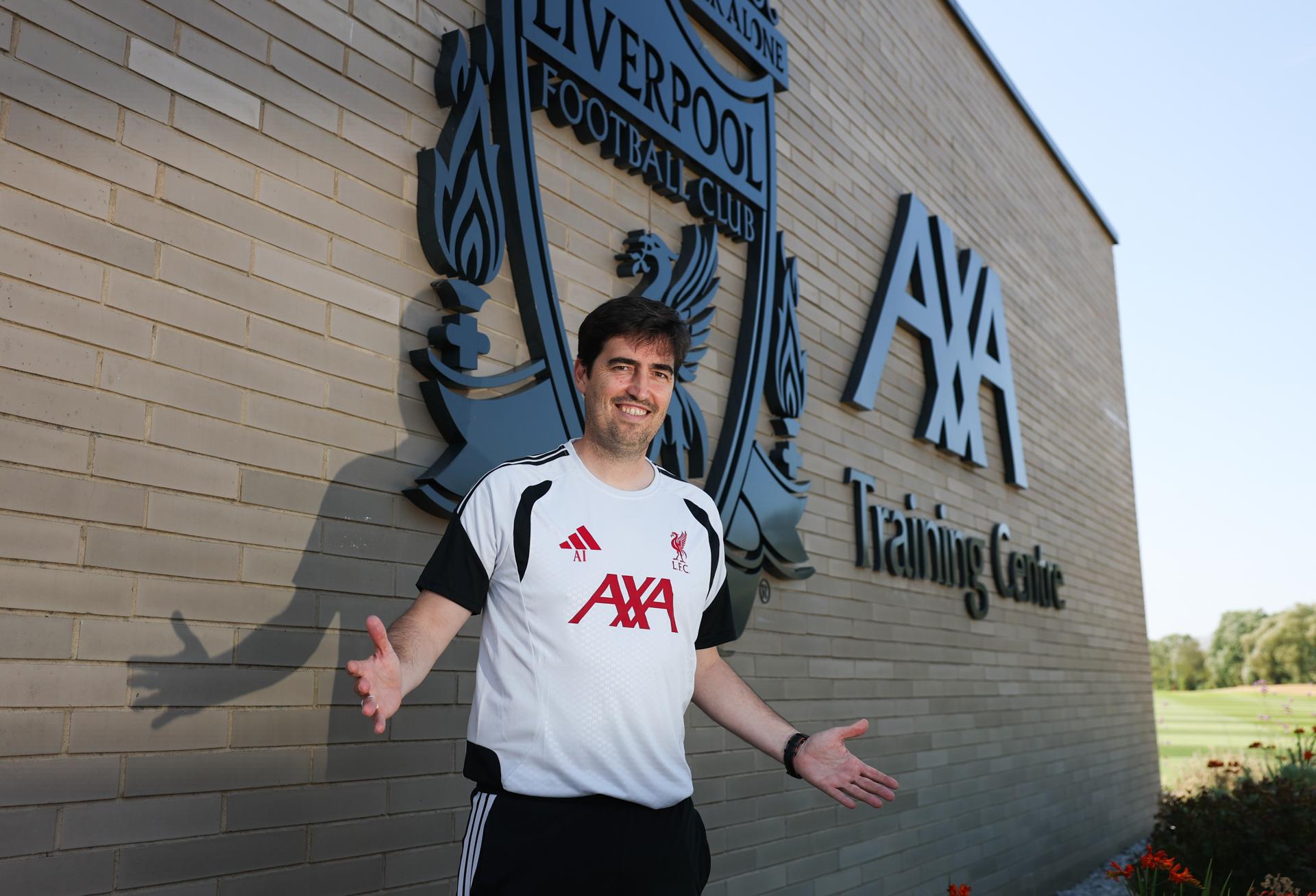 El nuevo entrenador del Liverpool FC, Andoni Iraola, posa durante un photocall en el AXA Training Centre de Liverpool, Reino Unido. EFE/EPA/ADAM VAUGHAN