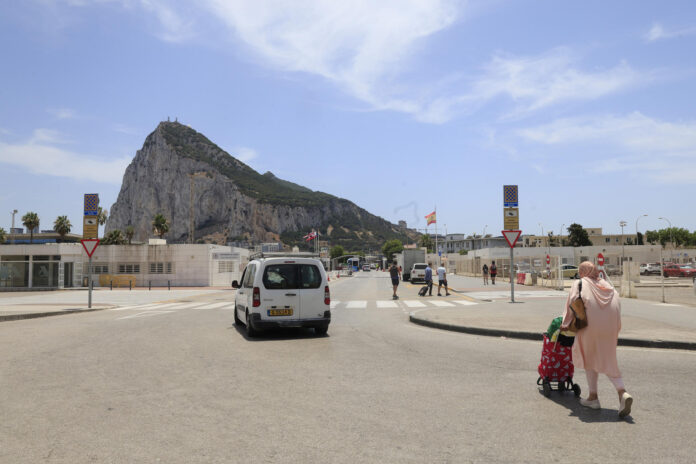 Una década después del referéndum del Brexit y tras cinco años de negociaciones, los vecinos del Campo de Gibraltar y Gibraltar vivirán por fin esta semana sus consecuencias: el hito histórico que supondrá el derribo del que es considerado uno de los pasos fronterizos más pequeños del mundo y una barrera física y emocional para los habitantes de ambos lados. EFE/ A.Carrasco Ragel
