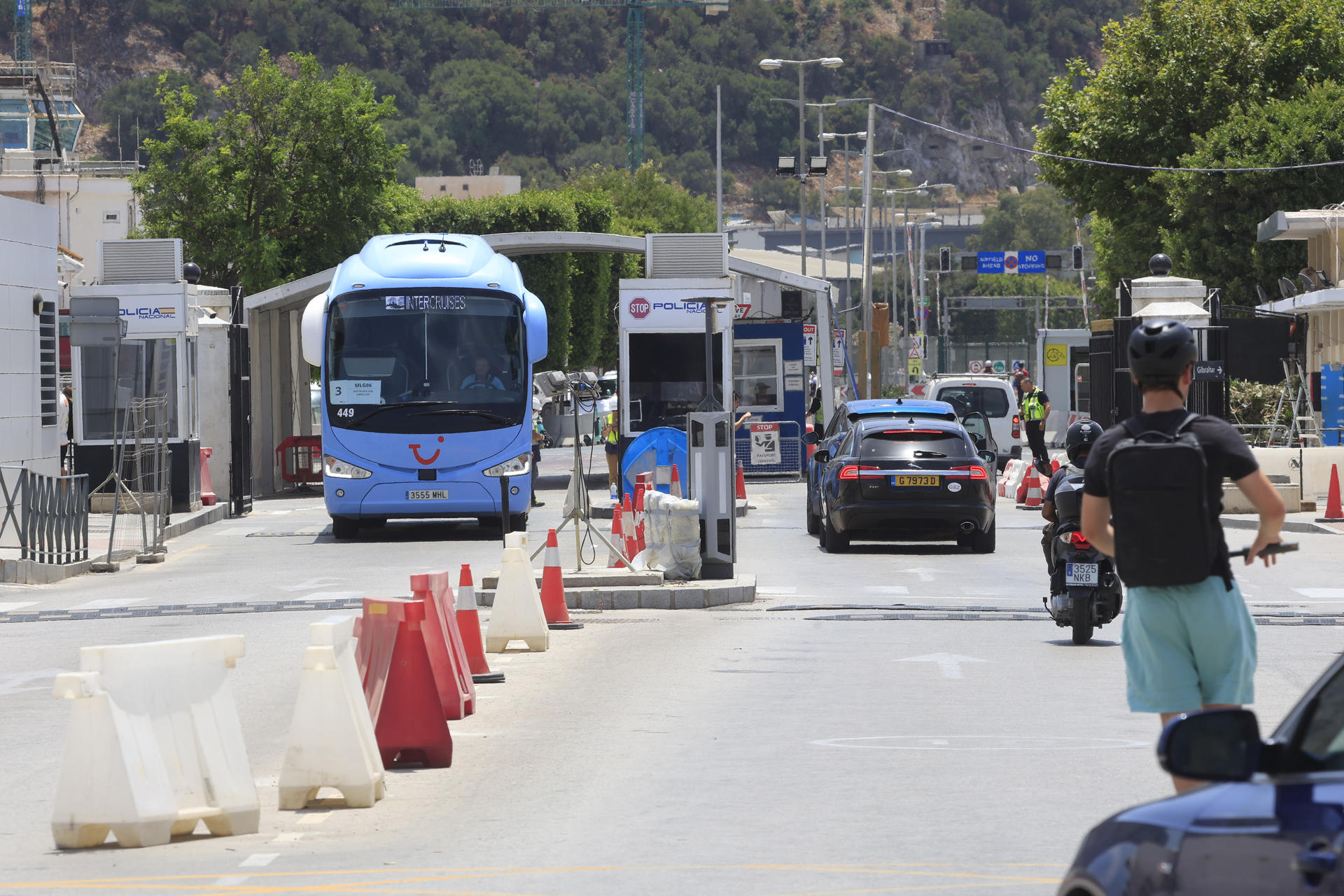 Una década después del referéndum del Brexit y tras cinco años de negociaciones, los vecinos del Campo de Gibraltar y Gibraltar vivirán por fin esta semana sus consecuencias: el hito histórico que supondrá el derribo del que es considerado uno de los pasos fronterizos más pequeños del mundo y una barrera física y emocional para los habitantes de ambos lados. EFE/ A.Carrasco Ragel