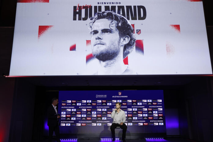El danés Morten Hjulmand duante su presentación como nuevo jugador Atlético de Madrid, este lunes en el estadio Metropolitano de Madrid. EFE/ Chema Moya
