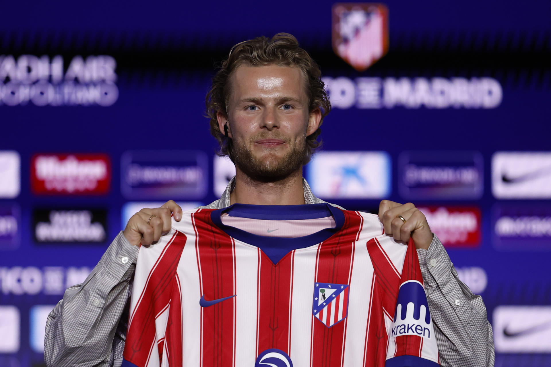 El danés Morten Hjulmand duante su presentación como nuevo jugador Atlético de Madrid, este lunes en el estadio Metropolitano de Madrid. EFE/ Chema Moya