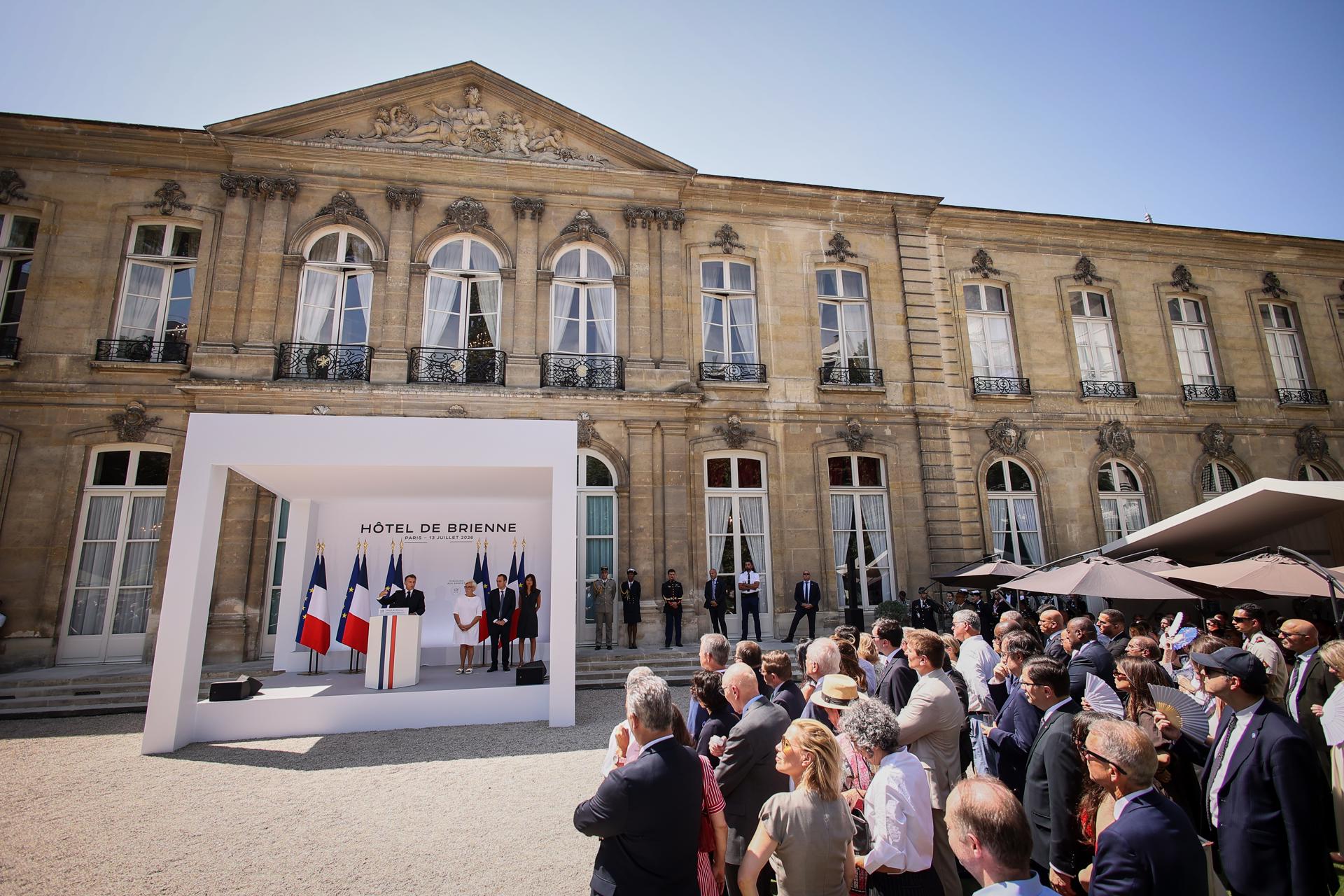 El presidente francés, Emmanuel Macron, en su tradicional discurso a las Fuerzas Armadas, en la víspera de la Fiesta Nacional del 14 de Julio. EFE/EPA/THOMAS PADILLA / POOL MAXPPP OUT
