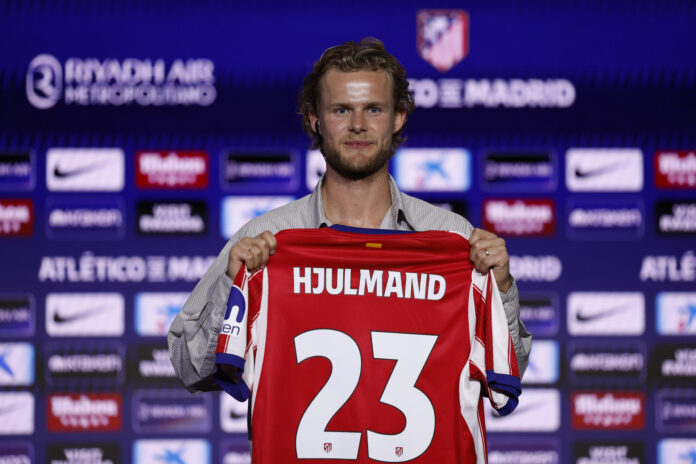 Hjulmand posa con su nueva camiseta. EFE/ Chema Moya
