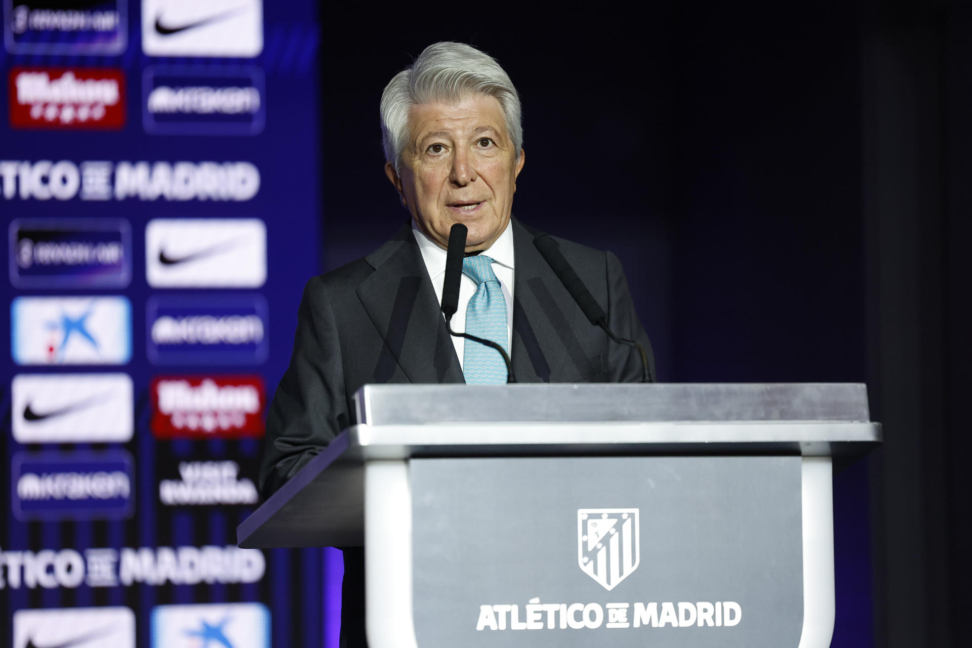 Cerezo interviene en la presentación de Hjulmand. EFE/ Chema Moya