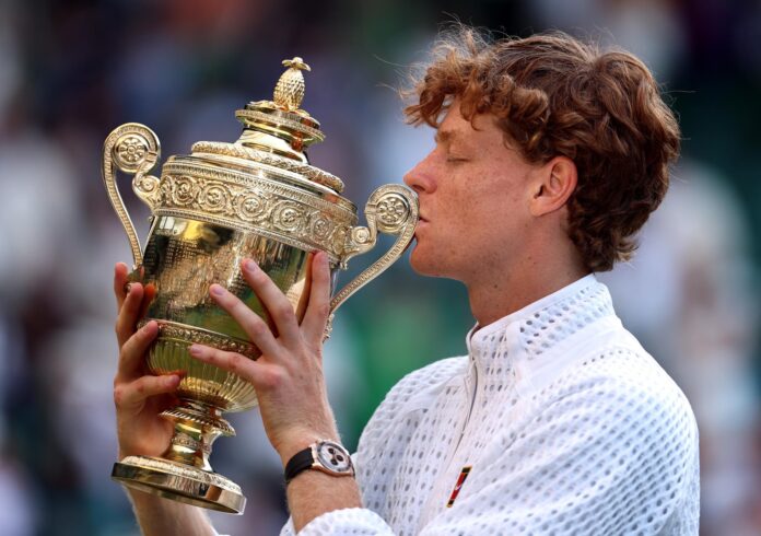 El tenista italiano Jannik Sinner celebra el triunfo en la final del torneo de Wimbledon sobre el alemán Alexander Zverev este domingo. EFE/NEIL HALL
