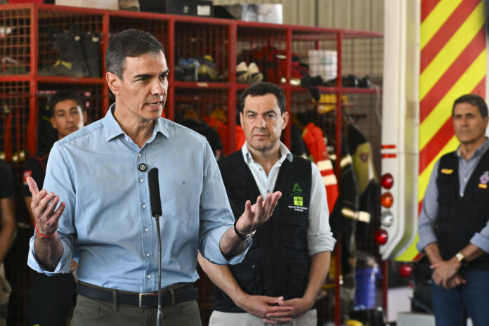 El presidente del Gobierno, Pedro Sánchez, acompañado del presidente de la Junta de Andalucía, Juanma Moreno (i), durante su intervención este lunes en el Puesto de Mando Avanzado de Turre (Almería), donde ha acudido para conocer los trabajos de extinción del incendio de Los Gallardos, que ha causado la muerte de 13 personas y que ya está estabilizado tras arrasar 7.000 hectáreas. EFE/ Carlos Barba
