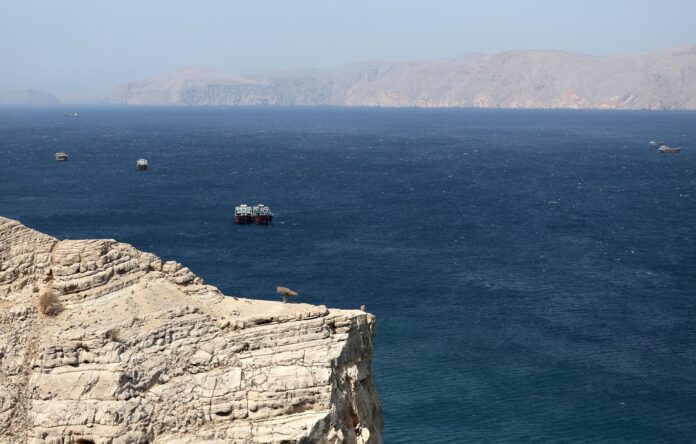 FOTO ARCHIVO. Barcos navegan por el estrecho de Ormuz. EFE/EPA/ALI HAIDER
