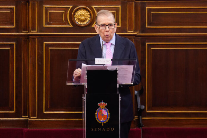 El dirigente opositor venezolano Edmundo González recibe en el Senado este lunes el XXXIV Premio de Convivencia de la Fundación Manuel Broseta por su labor en favor de la democracia, la libertad y los derechos humanos en Venezuela. EFE/ Borja Sanchez-Trillo
