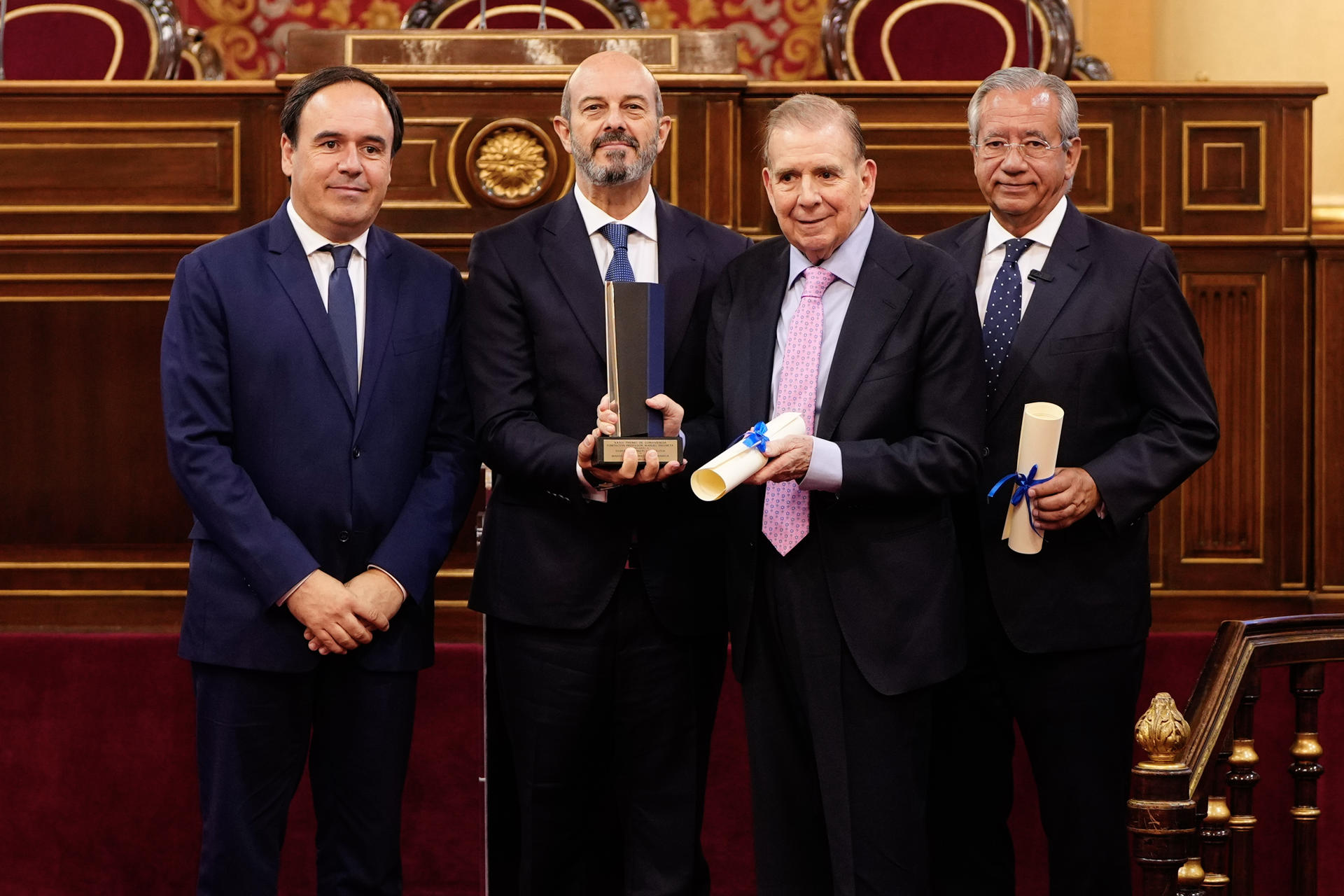 El dirigente opositor venezolano Edmundo González (2d) junto al presidente del Senado, Pedro Rollán (2i) y el presidente de la Generalitat valenciana, Juanfran Pérez Llorca (i) en el Senado este lunes tras recoger el XXXIV Premio de Convivencia de la Fundación Manuel Broseta por su labor en favor de la democracia, la libertad y los derechos humanos en Venezuela. EFE/ Borja Sanchez-Trillo