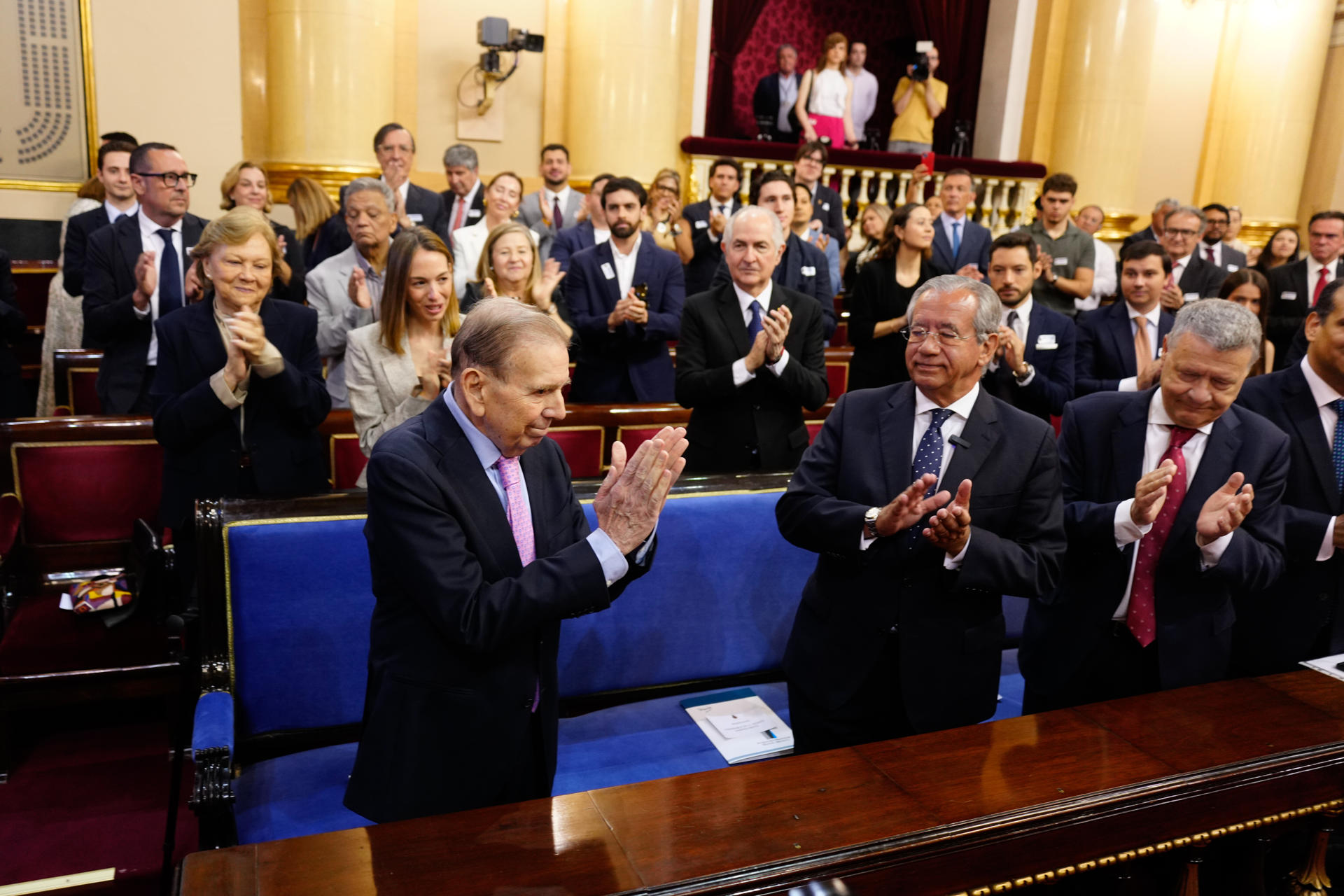 El dirigente opositor venezolano Edmundo González (i) durante el acto en el que ha recibido el XXXIV Premio de Convivencia de la Fundación Manuel Broseta, este lunes en la Cámara Alta. EFE/ Borja Sanchez-trillo
