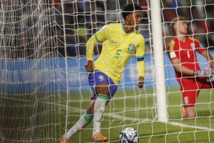 Andrey Santos (i) de Brasil saca el balón de a portería en foto de archivo de Marcelo Ruiz. EFE
