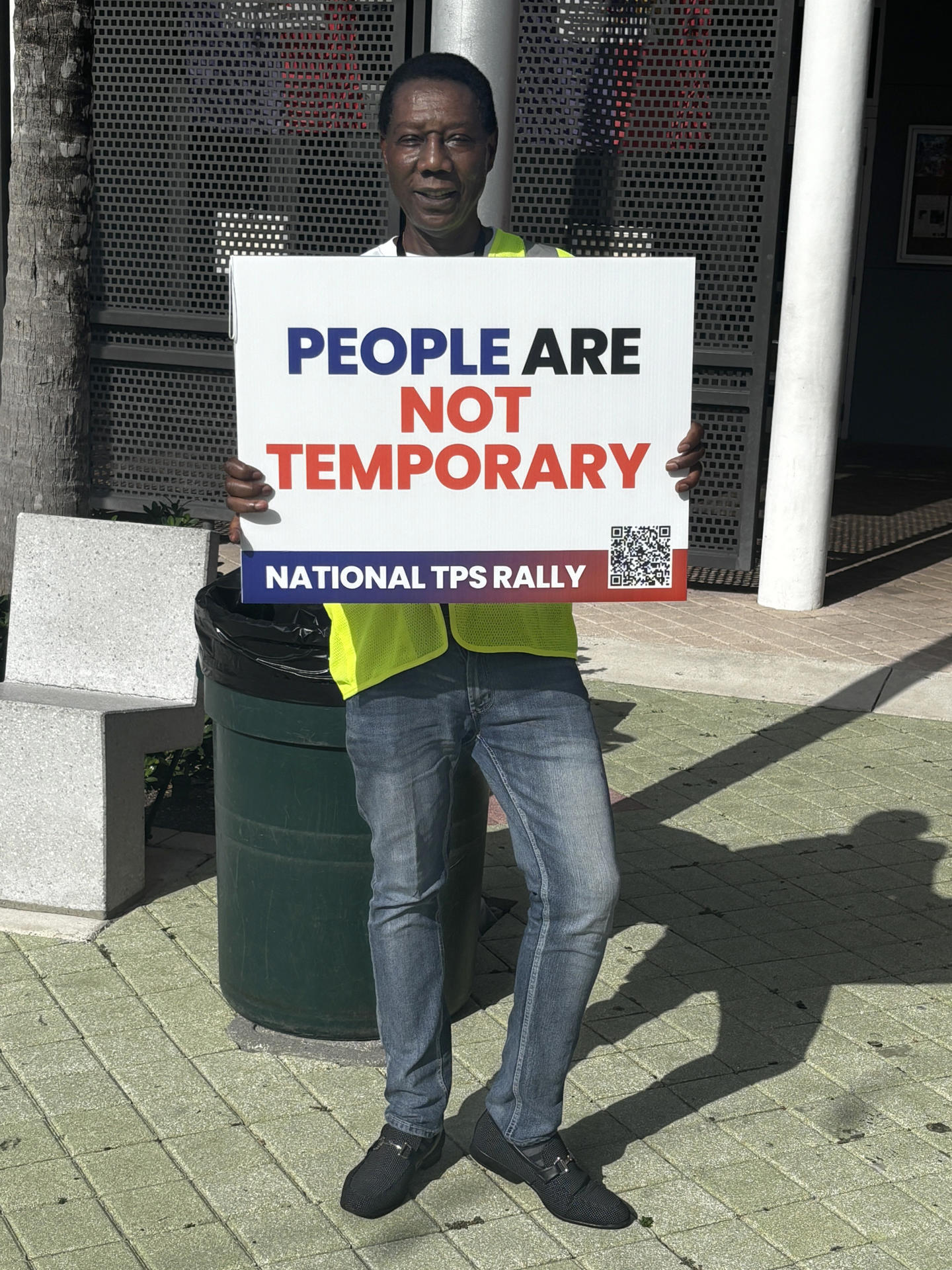 Haitianos sostienen carteles durante una manifestación que pide el Estatus de Protección Temporal frente al Centro Cultural de la Pequeña Haití en Miami, Florida (EE.UU). EFE/Pablo Urbón
