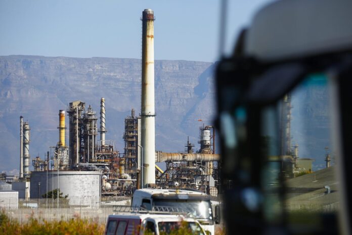 Imagen de archivo de la refinería de Chevron en Ciudad del Cabo en Sudáfrica. EFE/Nic Bothma
