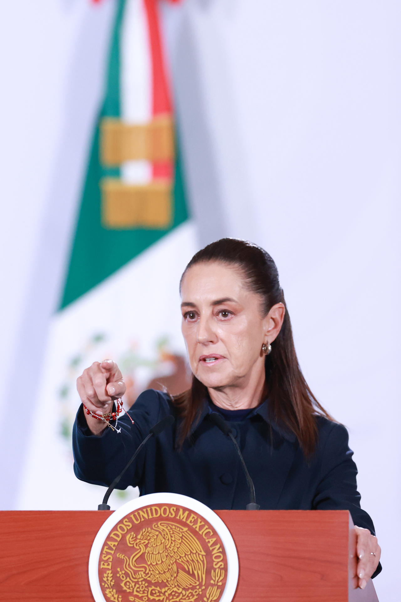 La presidenta de México, Claudia Sheinbaum, anunció que "el día de hoy la Secretaría de Relaciones Exteriores va a presentar las denuncias ante el Departamento de Justicia de los Estados Unidos y las fiscalías estatales de Estados Unidos por el fallecimiento de 17 connacionales" este lunes, en el Palacio Nacional de la Ciudad de México (México). EFE/ Mario Guzmán
