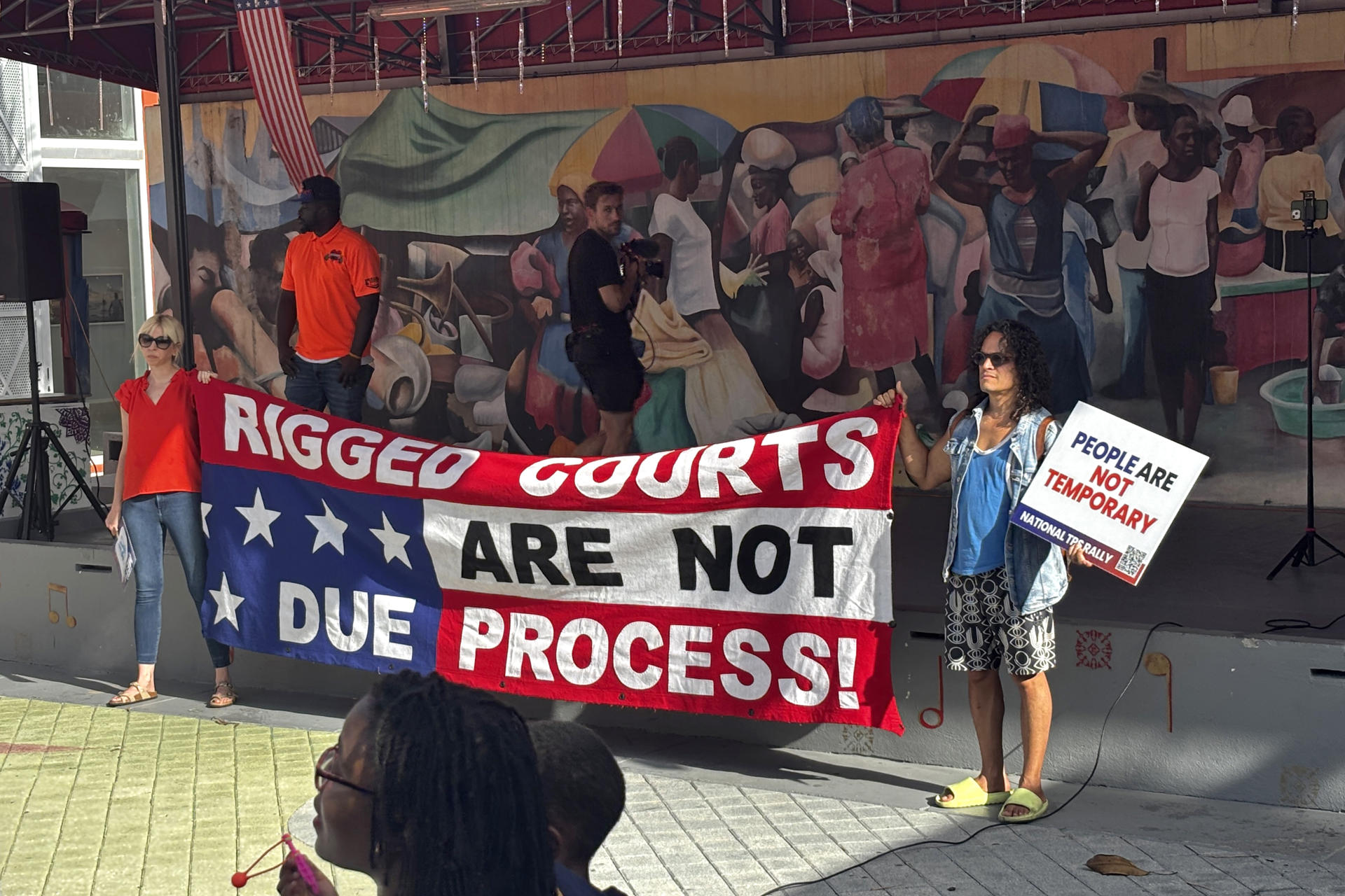 Fotografía del 9 de julio de 2026 que muestra personas manifestándose pidiendo el Estatus de Protección Temporal frente al Centro Cultural de la Pequeña Haití en Miami, Florida (EE.UU). EFE/Pablo Urbón