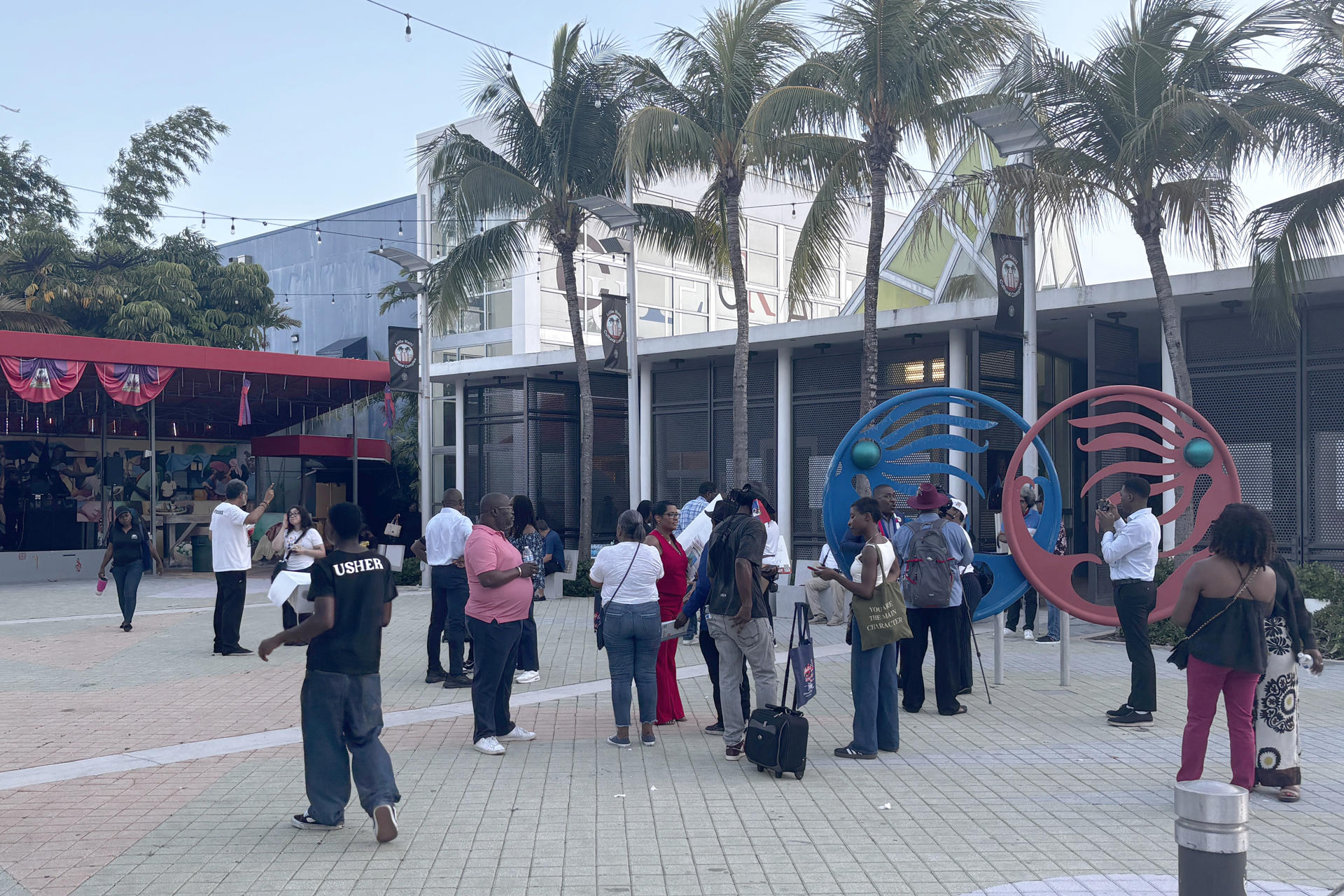 Fotografía del 9 de julio de 2026 de haitianos manifestándose pidiendo el Estatus de Protección Temporal frente al Centro Cultural de la Pequeña Haití en Miami, Florida (EE.UU). EFE/Pablo Urbón