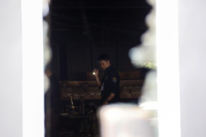 Bangkok (Tailandia), 13/07/2026.- Un agente de la policía forense tailandesa examina el lugar del incendio mortal ocurrido en un pub de Bangkok, dejando al menos 28 personas fallecidas más de 60 heridas, según las autoridades. EFE/EPA/RUNGROJ YONGRIT

