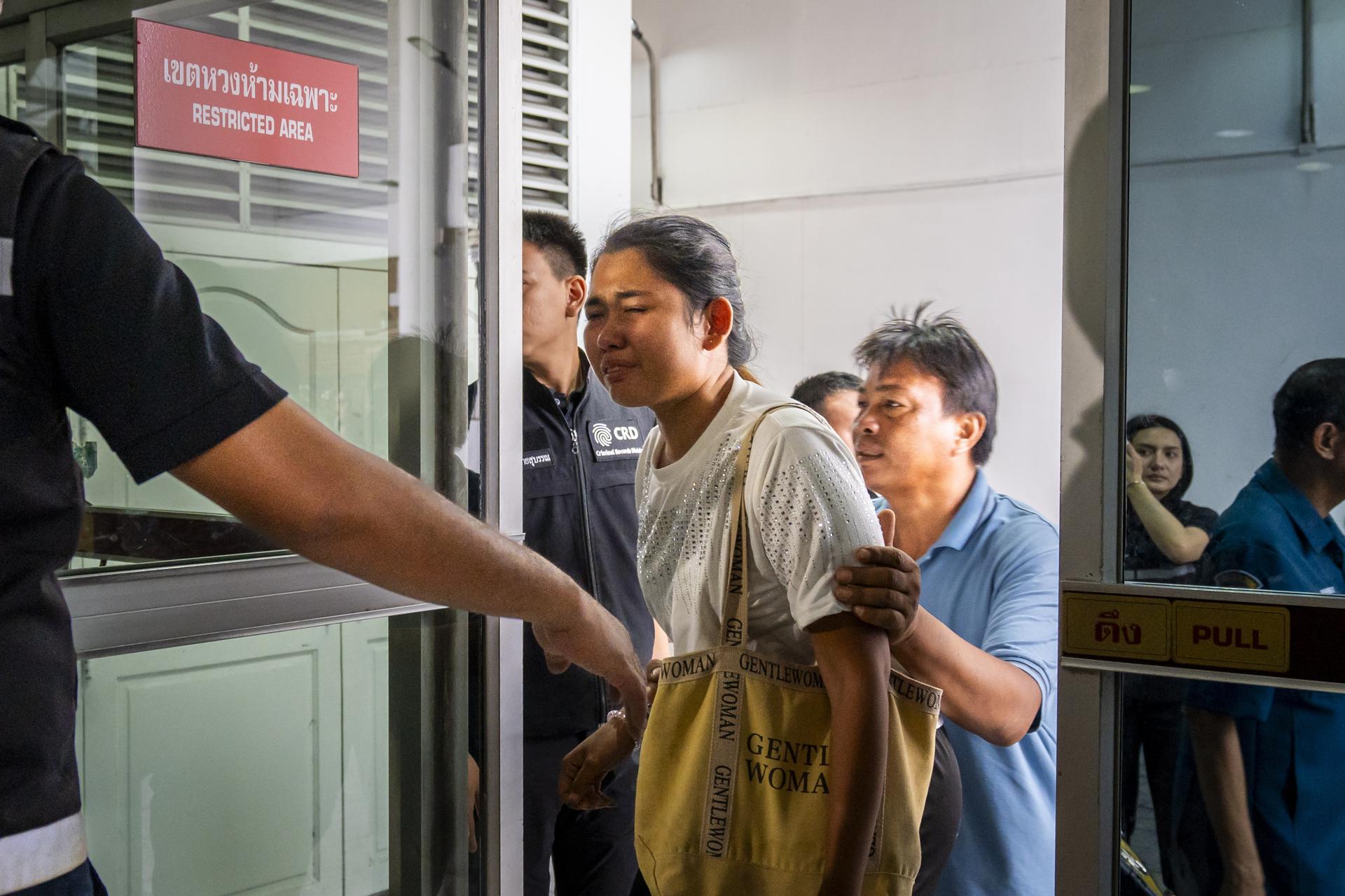 Bangkok (Tailandia), 13/07/2026.- Un familiar de una víctima del incendio del bar Na Lat Prhao ingresa al Instituto de Medicina Forense del Hospital de la Policía para identificar el cuerpo. EFE/EPA/ADRYEL TALAMANTES
